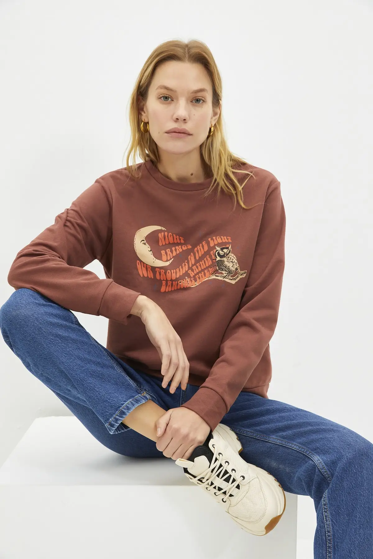 Базовая тонкая трикотажная толстовка с принтом трендового цвета TWOAW22SW2306 |