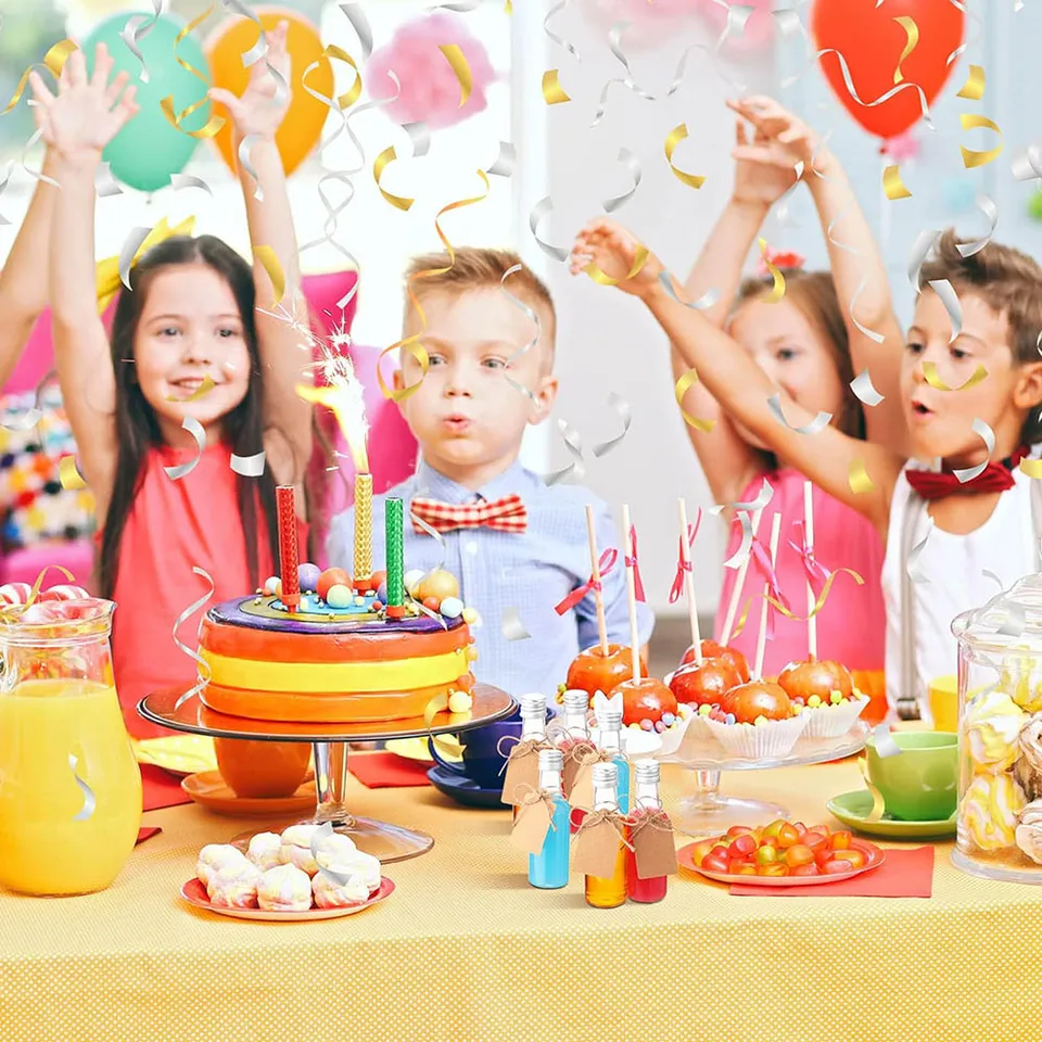 AerWo Confezione da 50 mini bottiglie di liquore con coperchio, 50 ml, piccole bottiglie di plastica con tappo a vite dorato, imbuto ed etichette di ringraziamento, in miniatura, per alcolici, liquori