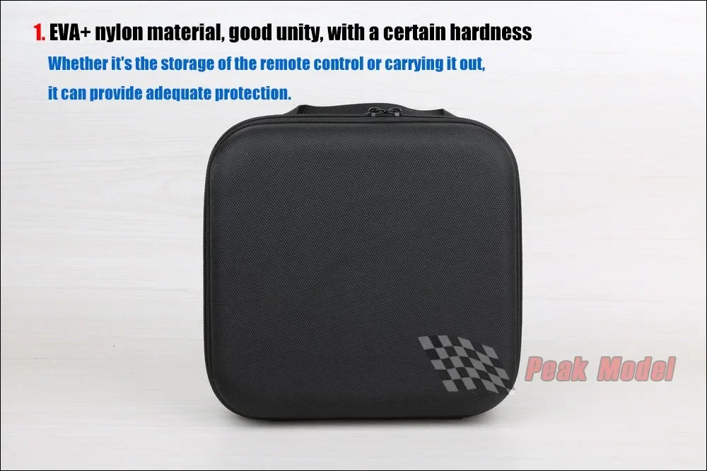 Sac de protection pour télécommande RC posé sur une surface, poignée et sangle amovibles visibles