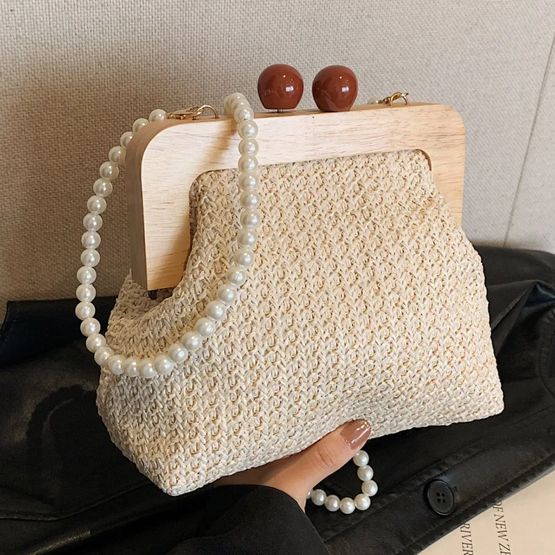 

Модные женские плетеные соломенные сумки на плечо, лето 2024, Модный женский клатч с деревянной ручкой и зажимом, роскошные дизайнерские жемчужные сумки