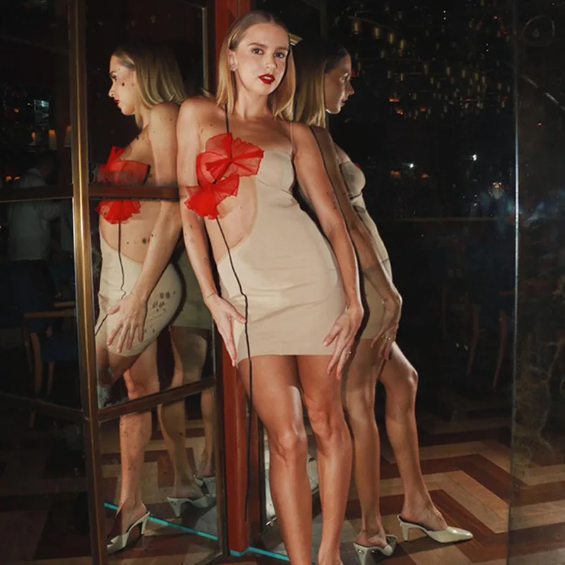 Elegante minivestido sexy sin espalda con flores rojas para mujer, vestido ajustado sin tirantes y espalda descubierta para fiesta y club, nuevo