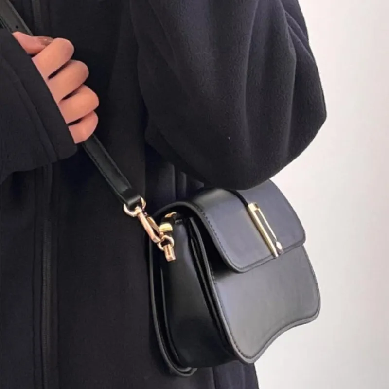 Retro Chain Black Handbag Women Leather Large Capacity Shoulder Bags Ladies Fashion High End Minimalist Commuter Crossbody Bag
