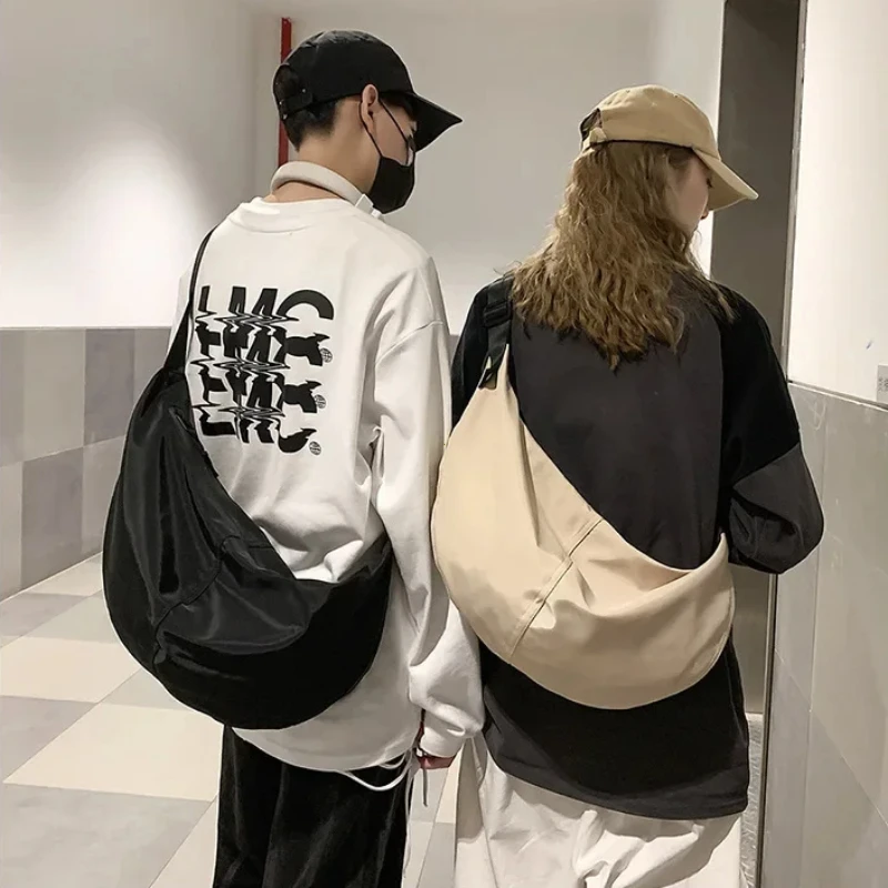 Borse a tracolla da uomo tinta unita di grande capacità Hobos unisex Harajuku stile giapponese borsa da viaggio impermeabile in nylon con cerniera