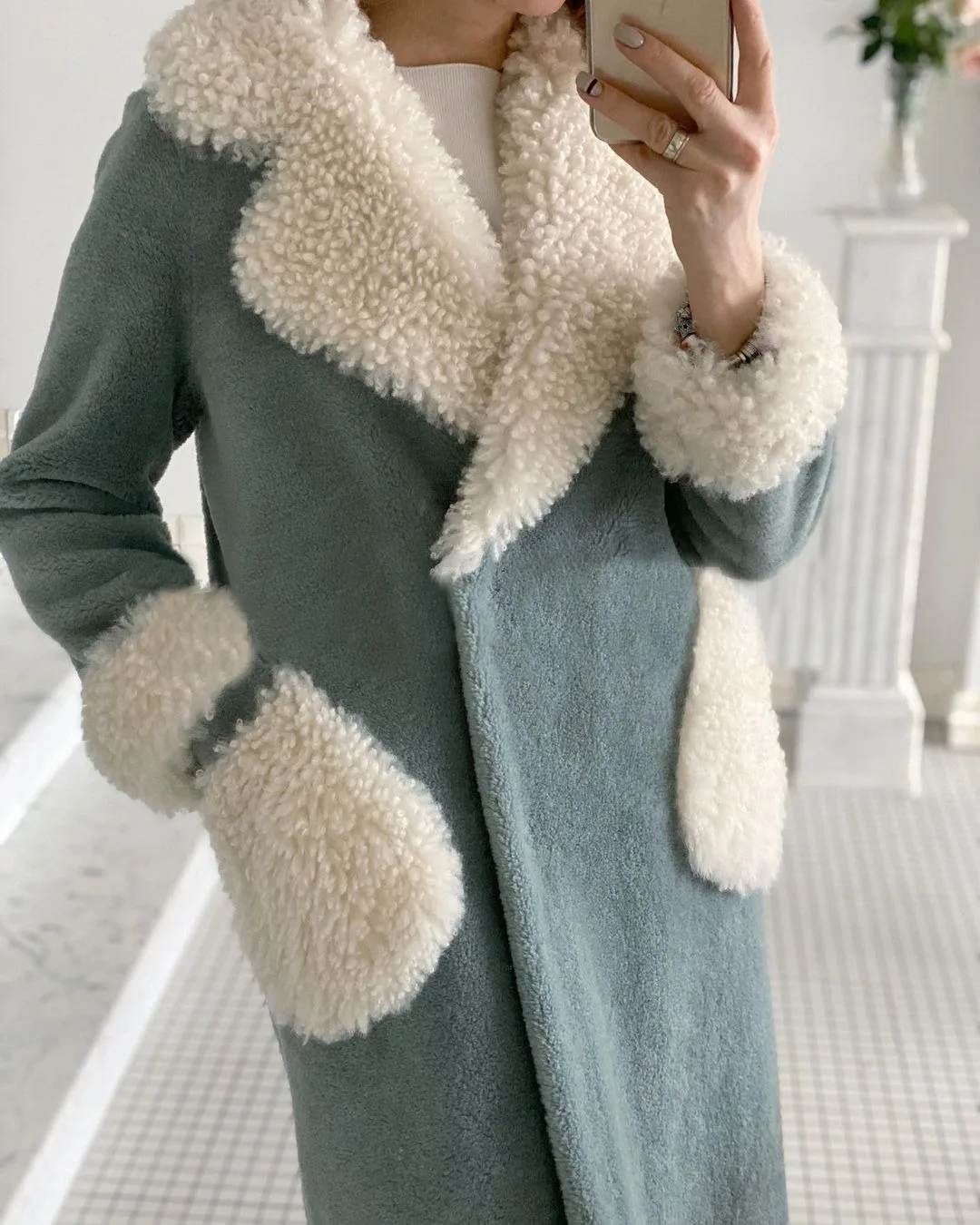 

2023 Autumn/Winter Lamb Wool Long Lapel Pocket Coat Minimalist Women's Wear