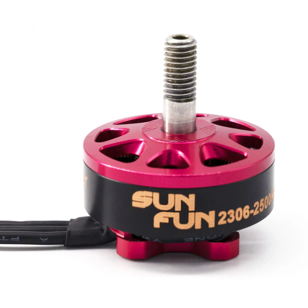 Deux moteurs Brushless 2306 1750KV et 2500KV côte à côte pour drone FPV course, comparant les tailles.