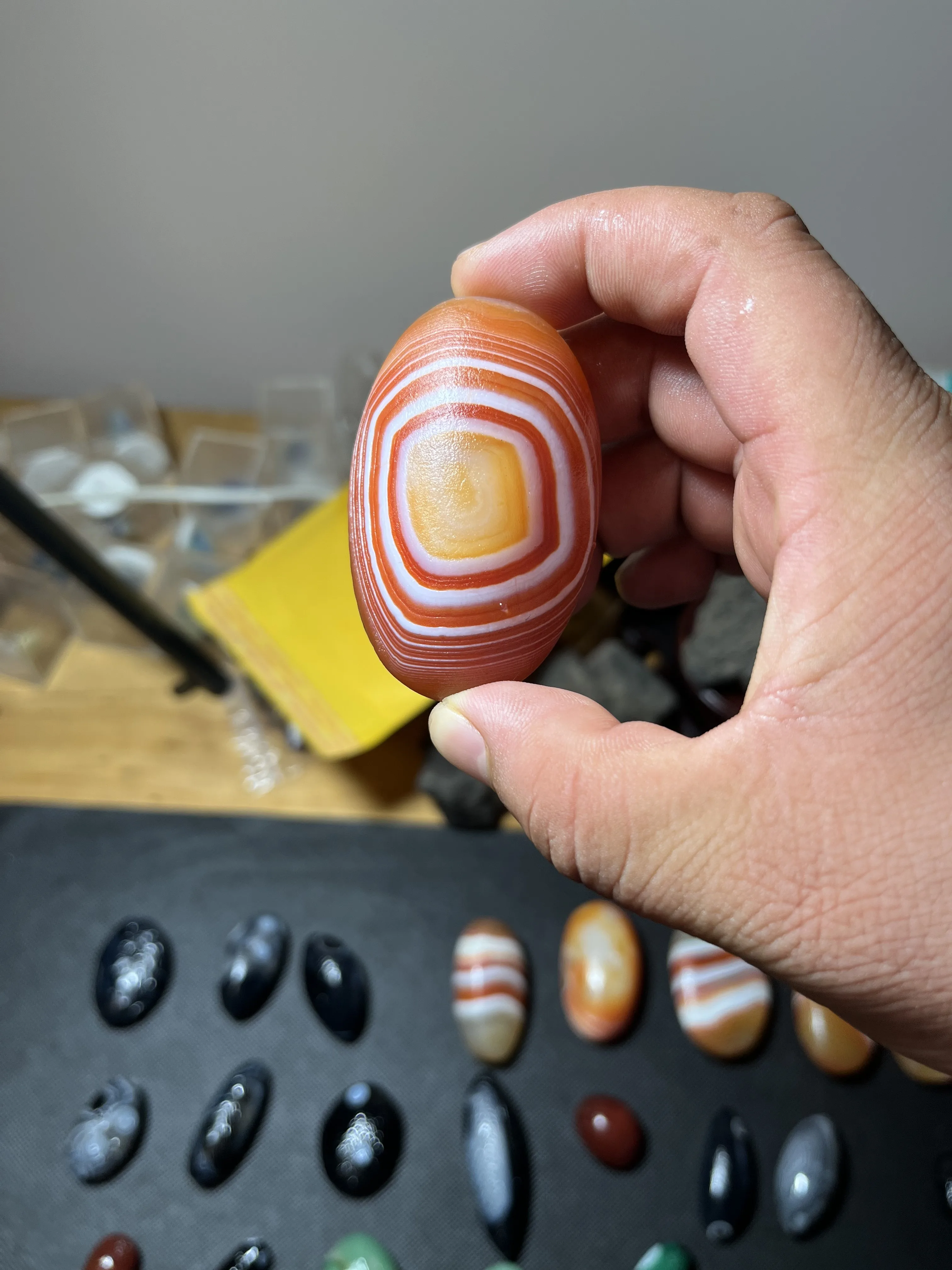 Natural Crystal Raw Stone Outer Mongolia Gobi Striped Agate Weathered Natural Carved Lines Clear Decorative Collection Of Gems