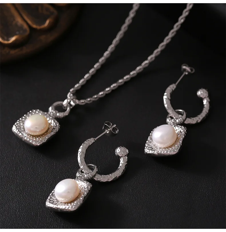 Neues Imitationsperlen-Quadrat-Anhänger-Halsketten-Set mit vergoldeten Edelstahlringen und Ohrringen für Damen – Hochzeitsschmuck-Accessoires – Detail 9
