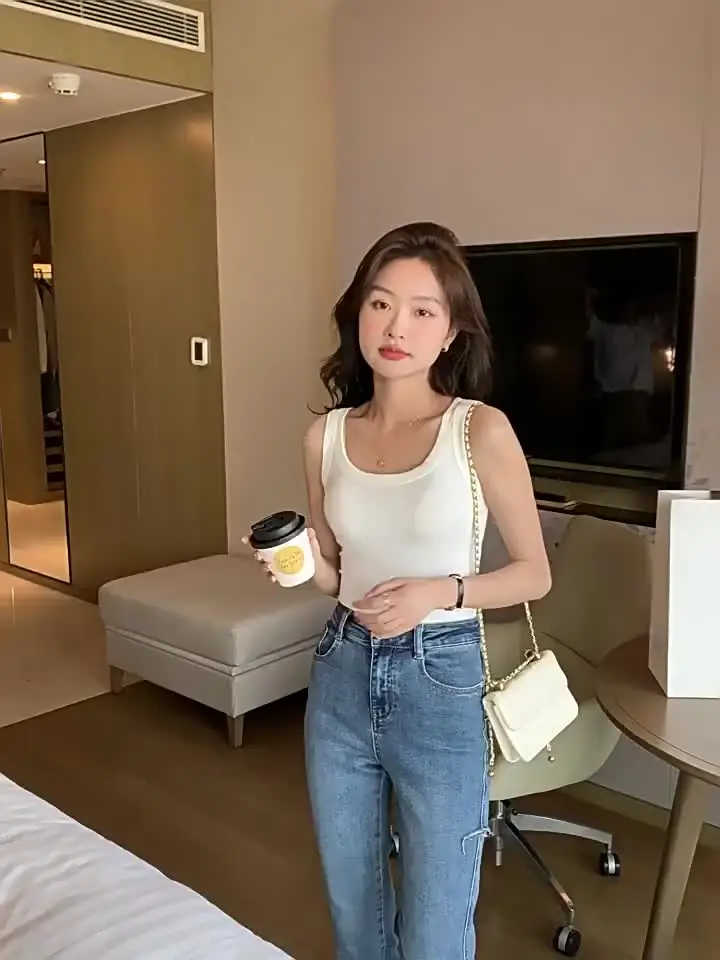 Женский однотонный топ из модала с подушкой на груди цвет в ассортименте