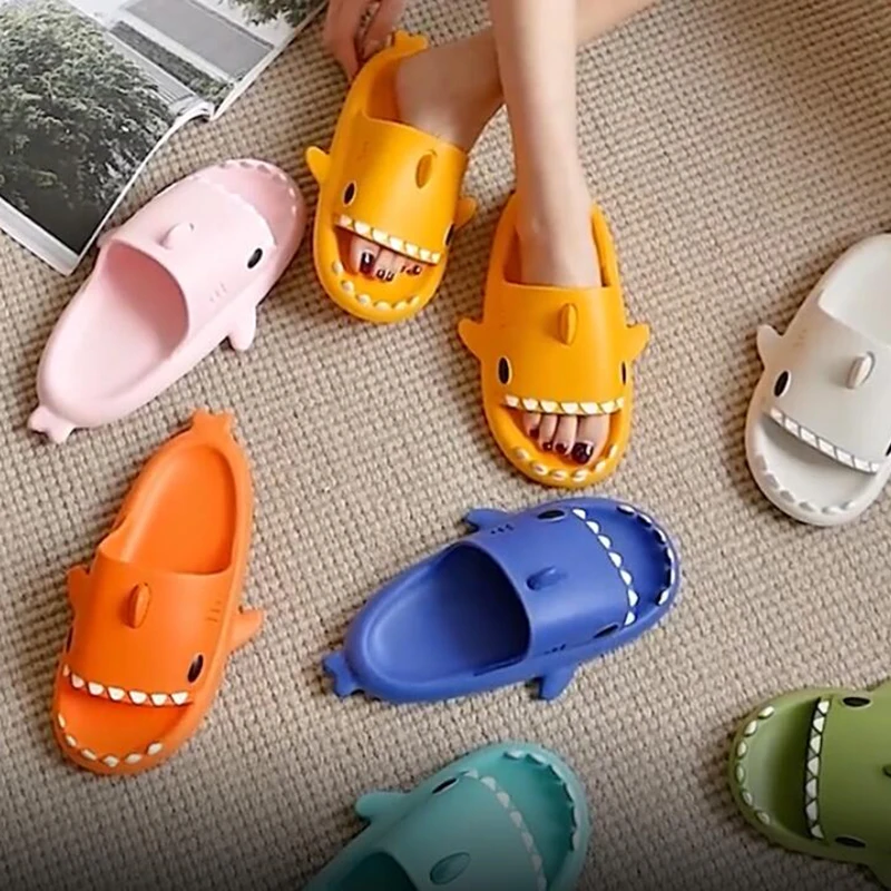 

Новинка, Нескользящие шлепанцы claquette тапочки «акулы» в форме акулы, женские домашние тапочки, шлепанцы для мужчин, пар, шлепанцы с мультяшными акулами