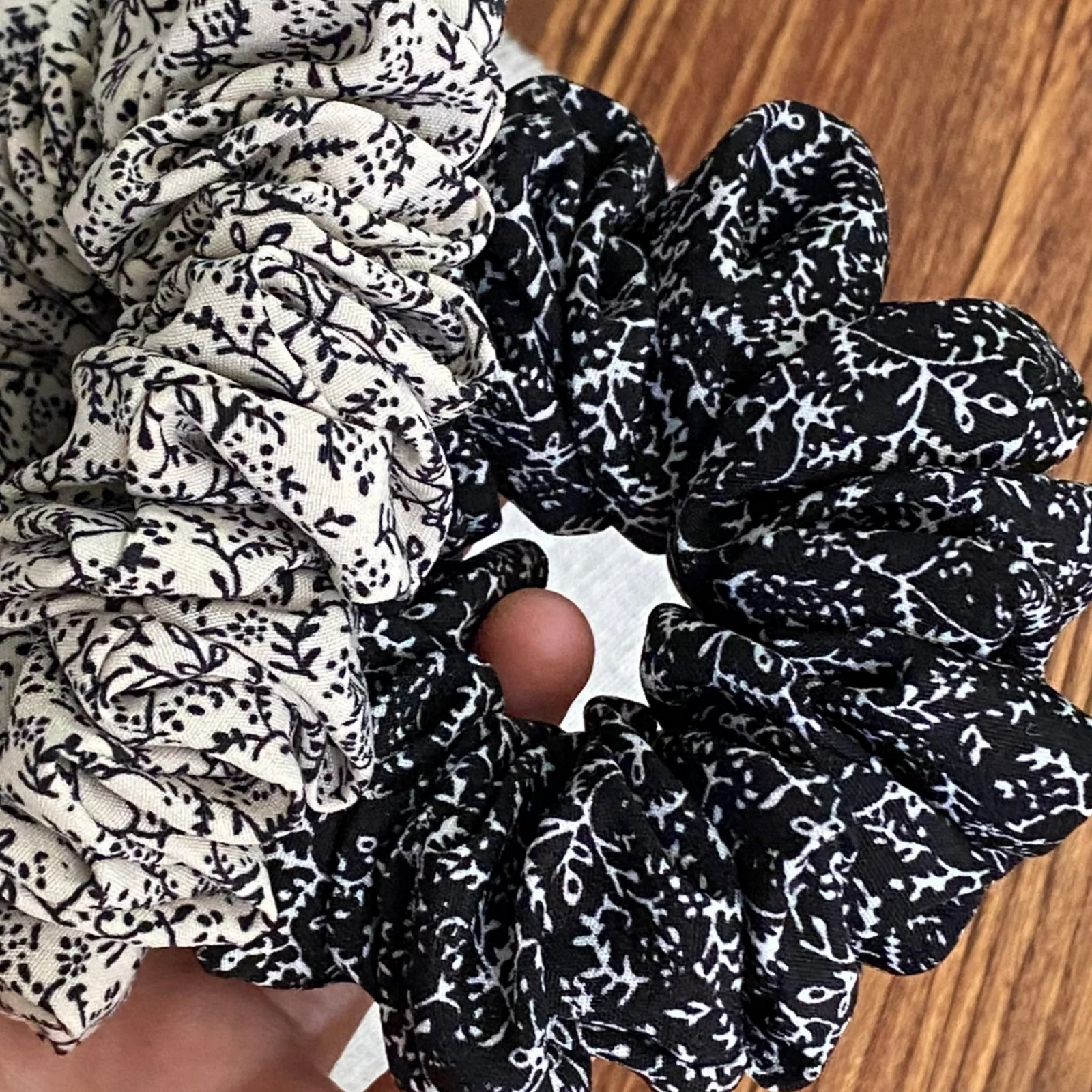 1PC Scrunchies Women's Floral Print Hair Accessories Elastic Hair Ties For Daily, Party, Gift, Trendy Vintage Styles