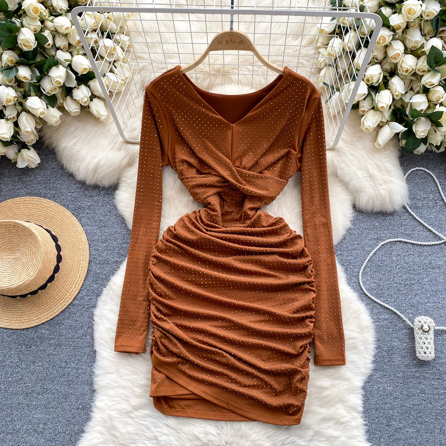 

Женское плиссированное платье-карандаш с длинным рукавом и V-образным вырезом