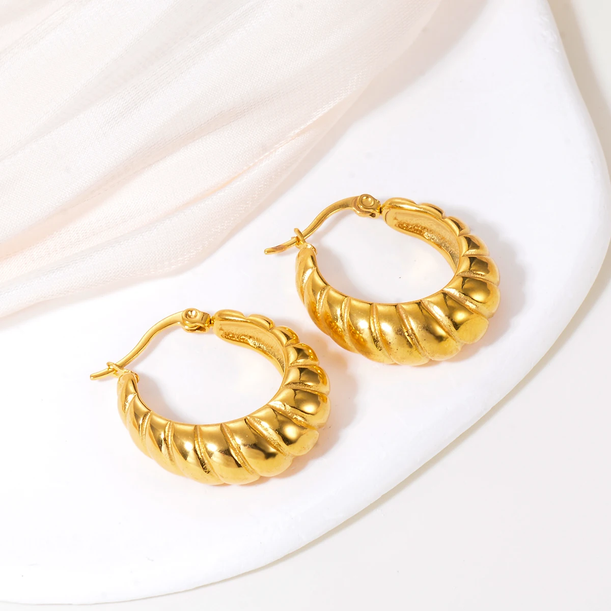 

Punk Stainless Steel Croissant Hoop Earrings Gold Plated Twisted Circle Earrings Jewelry Gift бижутерия для женщин Accessories