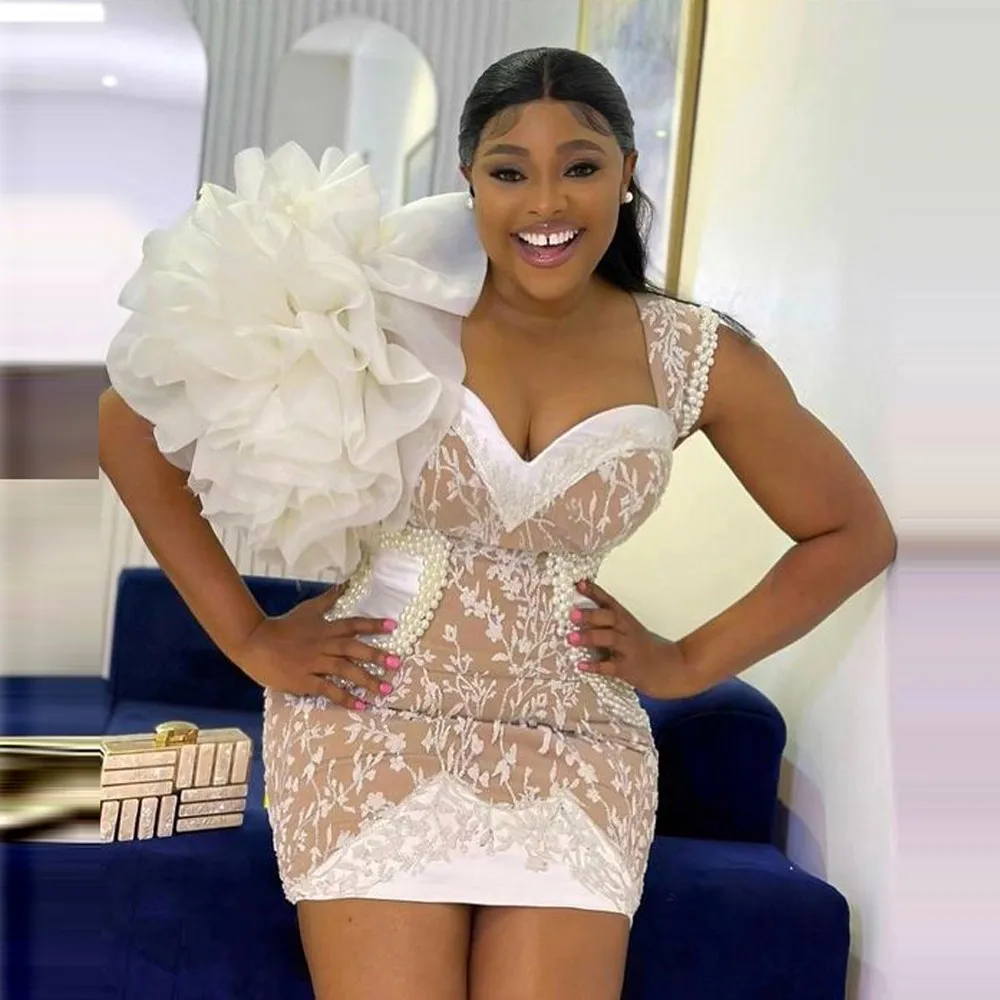 LISM 블랙 벨벳 화이트 A 라인 짧은 미니 이브닝 드레스, 전체 소매 로브, 모던 칵테일 드레스, 이벤트 2024 9 아소 Ebi 칵테일 드레스, 주요 진주, 어깨 꽃, 레이스 인어 파티 원피스, 흑인 소녀 미니 이브닝 가운