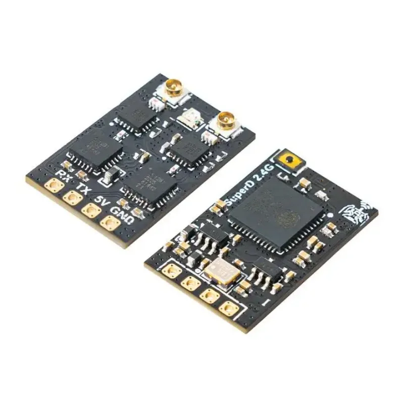 Gros plan sur le récepteur ELRS SuperD 2.4G True Diversity BETAFPV, mettant en évidence les ports et la conception compacte