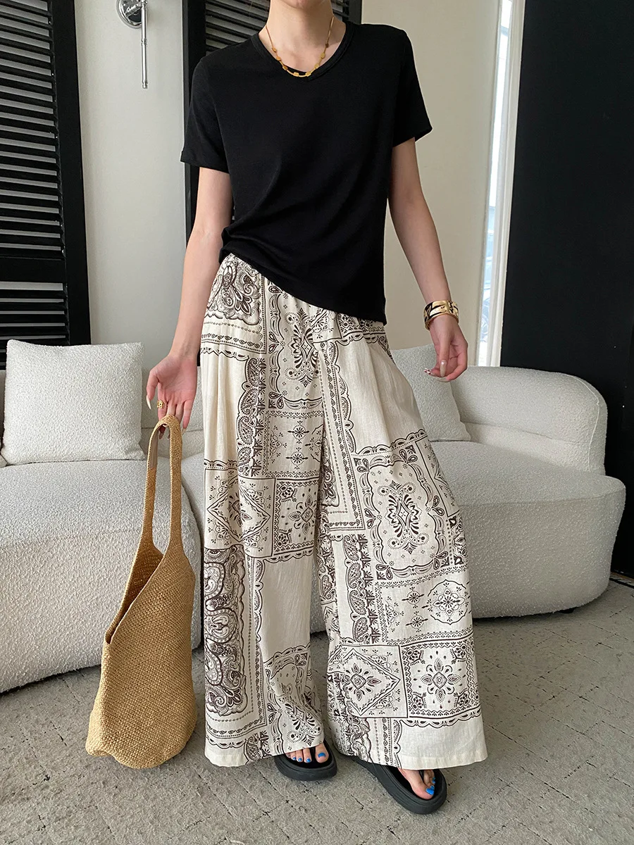 Sommerliches Damen-T-Shirt im lässigen, einfarbigen, vielseitigen Basic-Stil mit schlichtem V-Ausschnitt, schulterbetontem Schnitt und kurzen Ärmeln – Detail 15