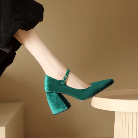 

Oversize Large size Big size High-heeled shoes Pointed thick heel suede single shoe is simple and fashionable