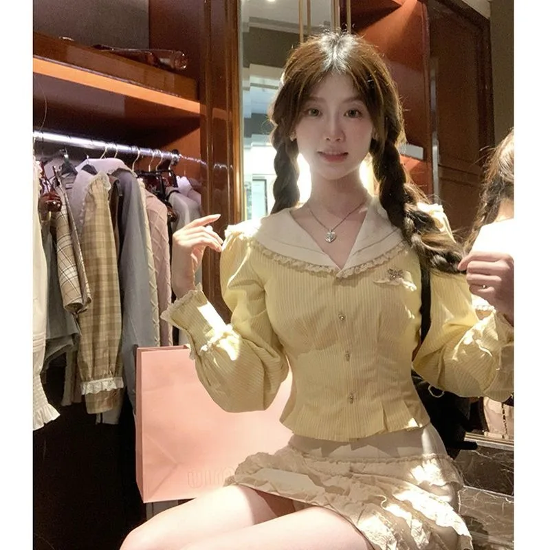 

Женский приталенный костюм из двух предметов, рубашка с воротником и юбка в полоску, с кружевным бантом