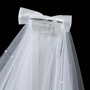 Velo da sposa vintage con abbellimenti e nastro con fiocco in raso: design romantico in tulle trasparente per fidanzati, proposte, fotografie