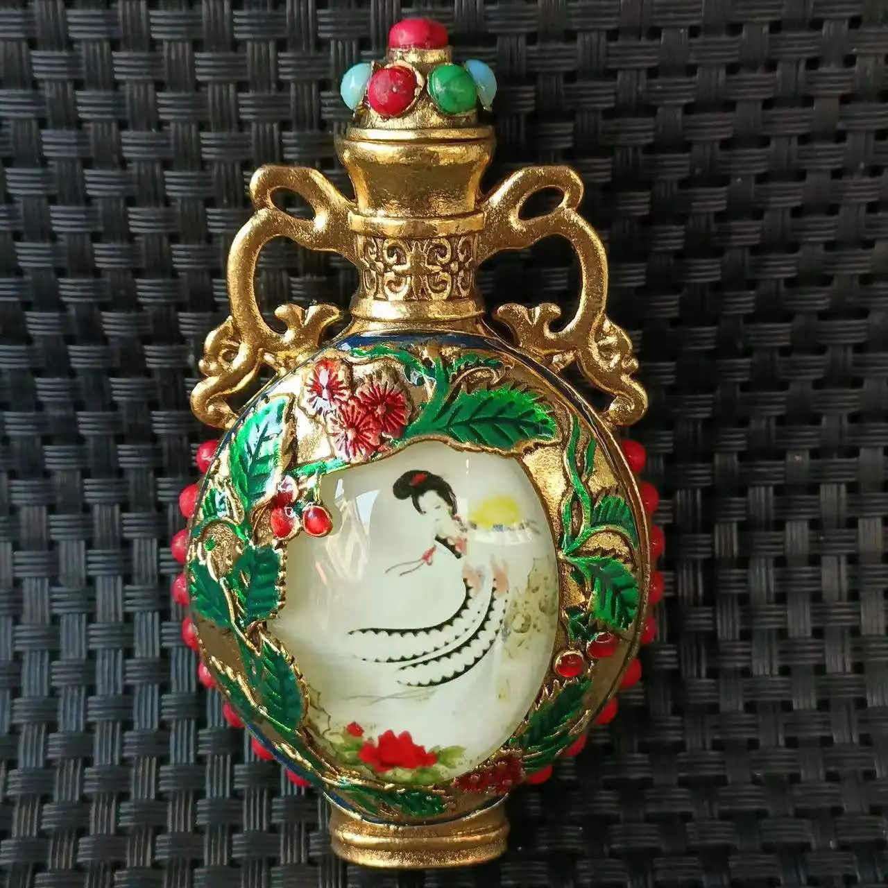 

Antique miscellaneous ethnic style handicrafts, luminous snuff bottles, copper Tibetan antique goods, one package for shipping