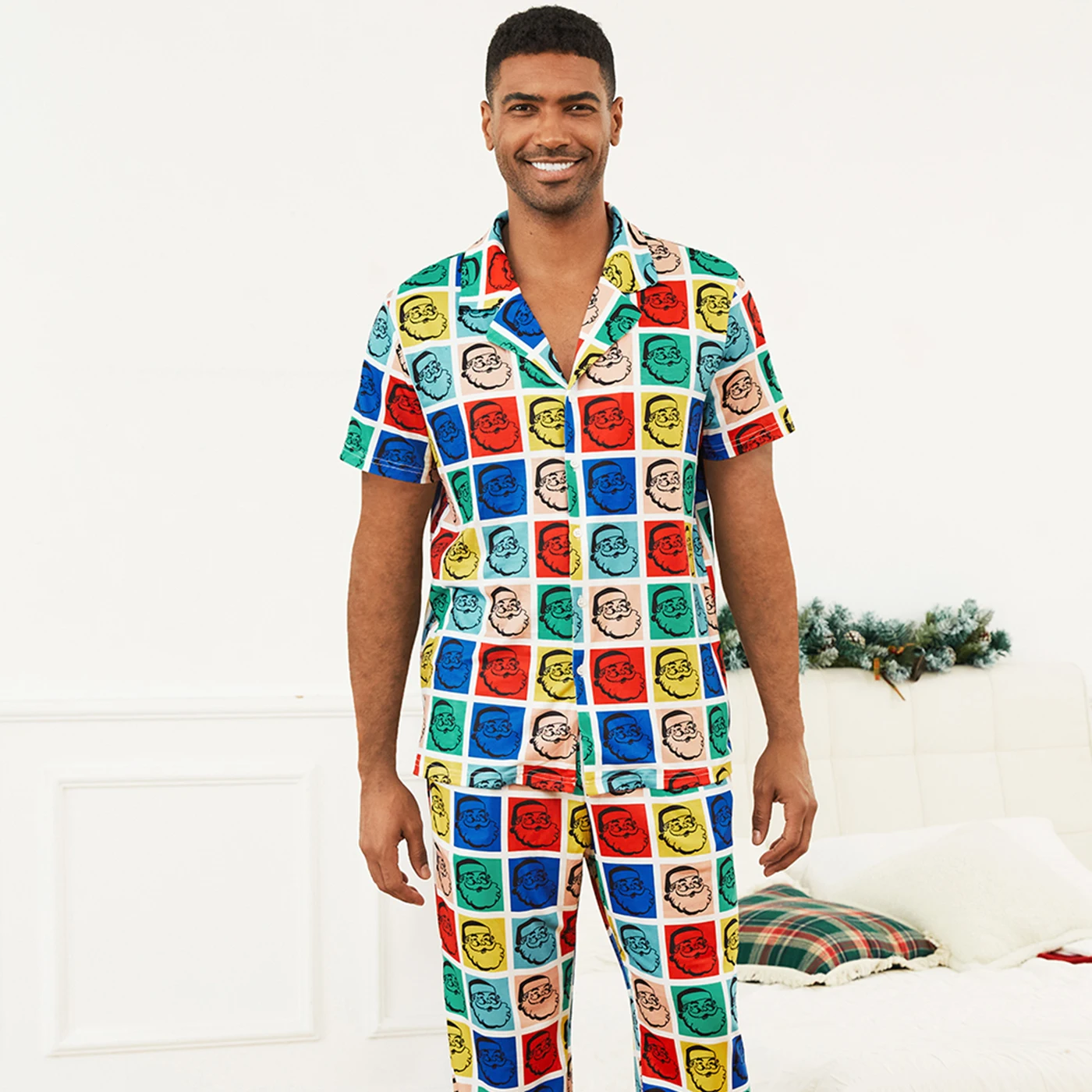 Conjunto de pijama de manga corta a cuadros con estampado de Papá Noel colorido para toda la familia de PatPat (resistente al fuego)