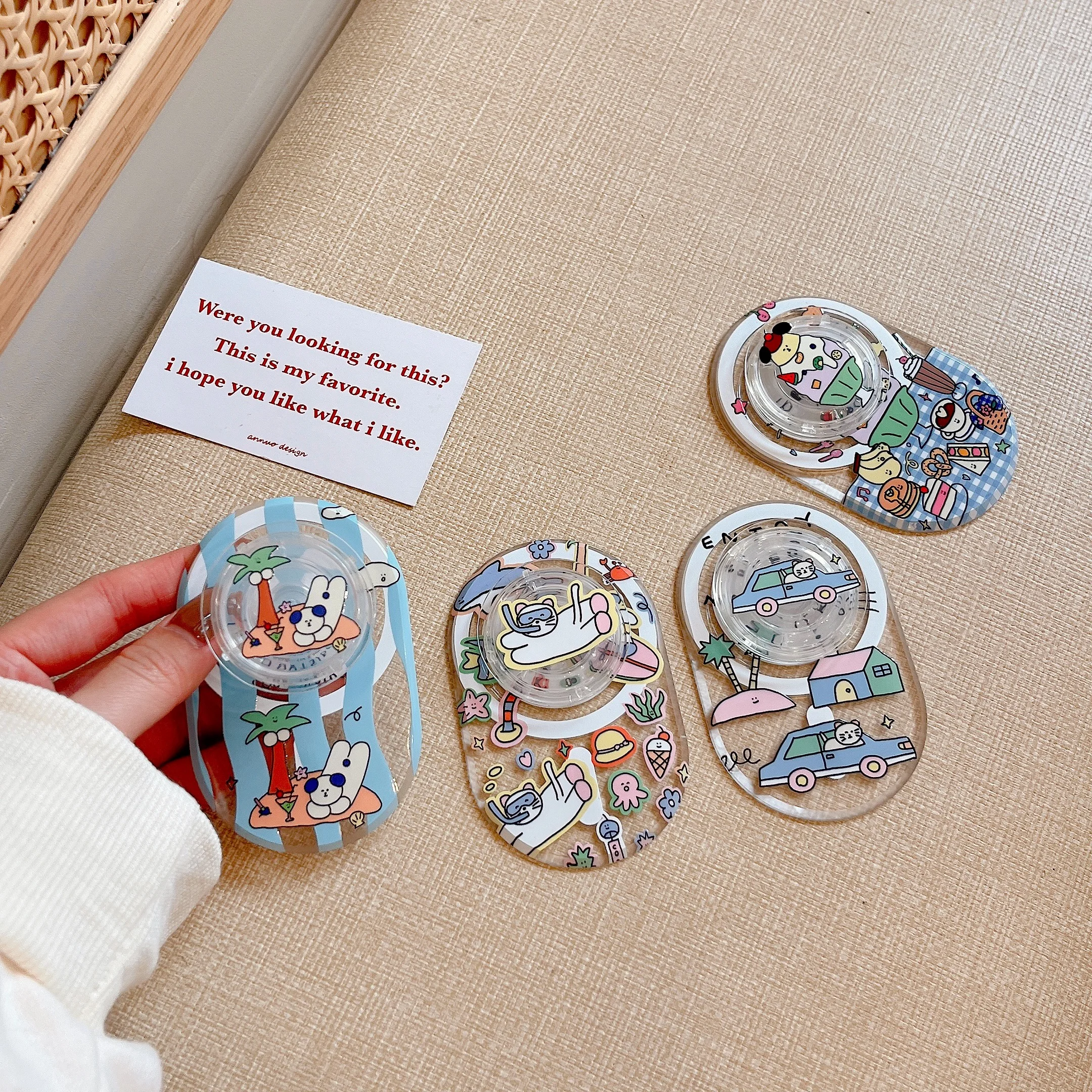 

Snap magnetic stand cute cartoon resort island puppy magnetic stand desktop anti-fall telescopic creative drama chasing artifact