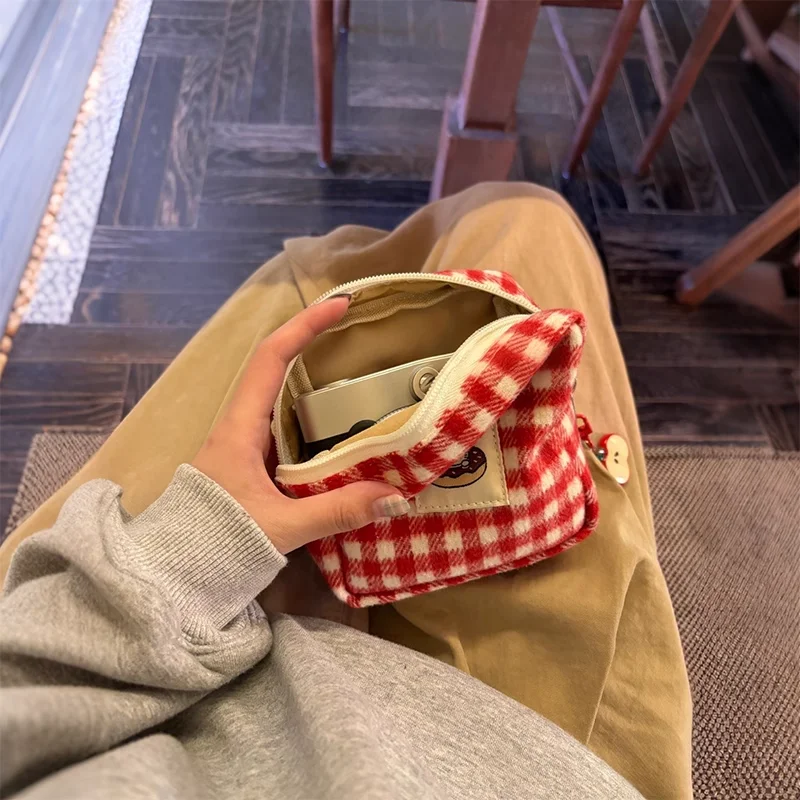 귀여운 헬로 키티 빨간색 체크 무늬 대용량 메이크업 가방 카와이 펜던트 애플 립스틱 카메라 휴대용 보관 가방 여자 여자