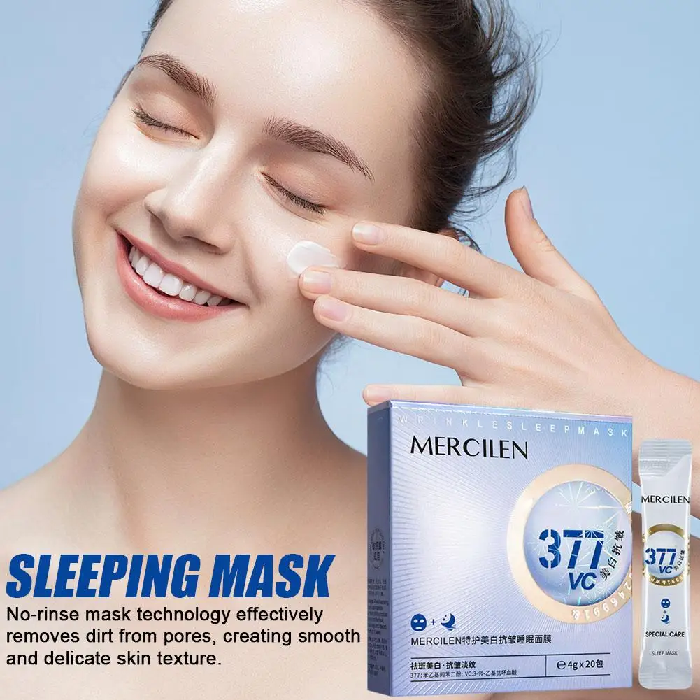 Deux masques en tissu, beige et ivoire, pliés côte à côte sur une surface en bois, illustrant un lot de 2 lavable et écologique.