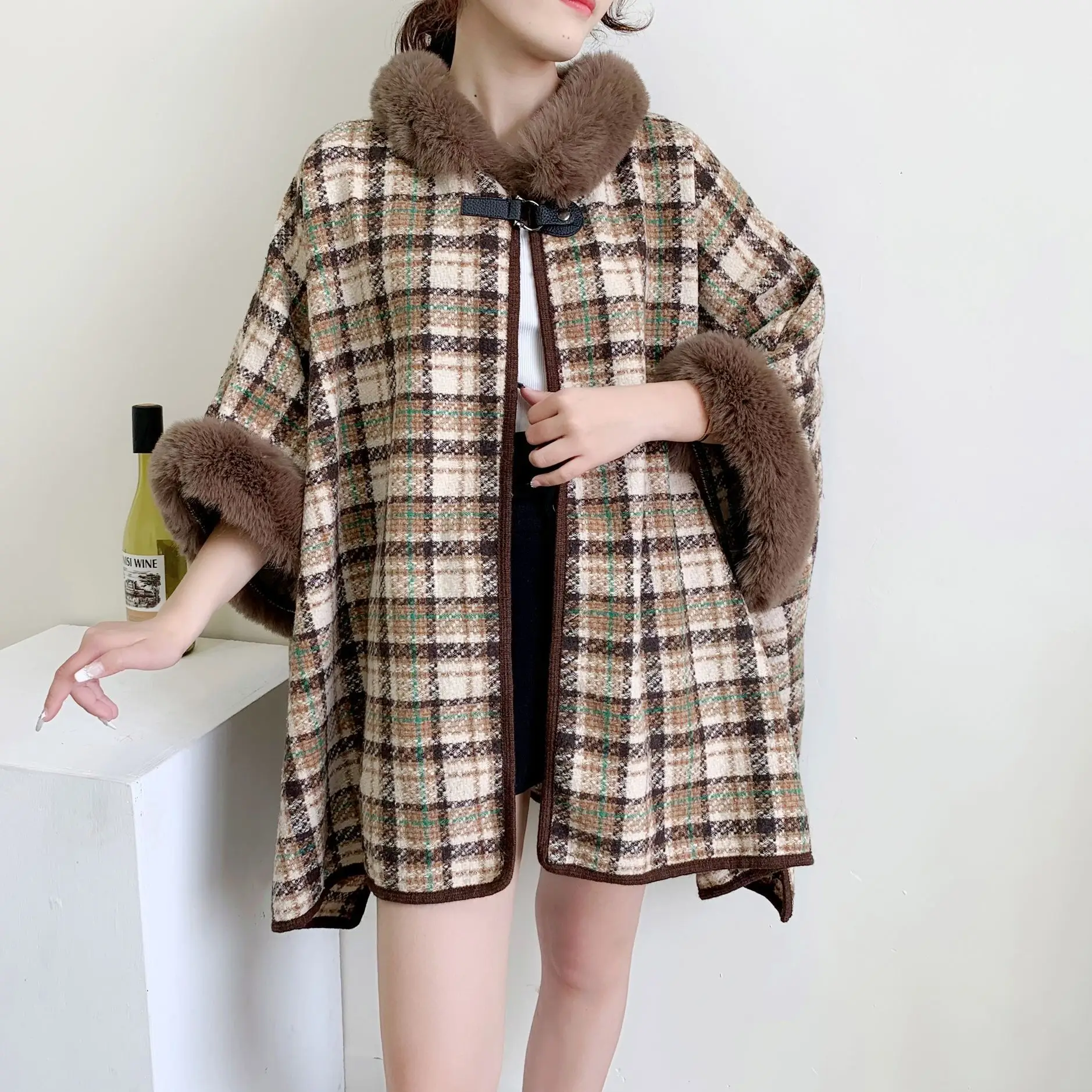 4 Colors 2022 Women Oversize Horn Buckle Loose Poncho Winter Big Pendulum Velvet Warm Capes Faux Fur Neck Plaid Long Street Coat