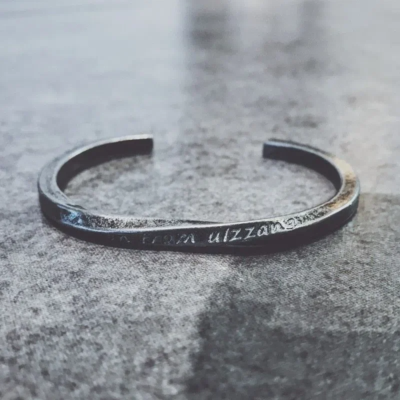 

Vintage Fashion Personality Silver Color Mobius Ring Bracelet Unisex Hip Hop Punk Open Bracelet Banquet Jewelry Accessories