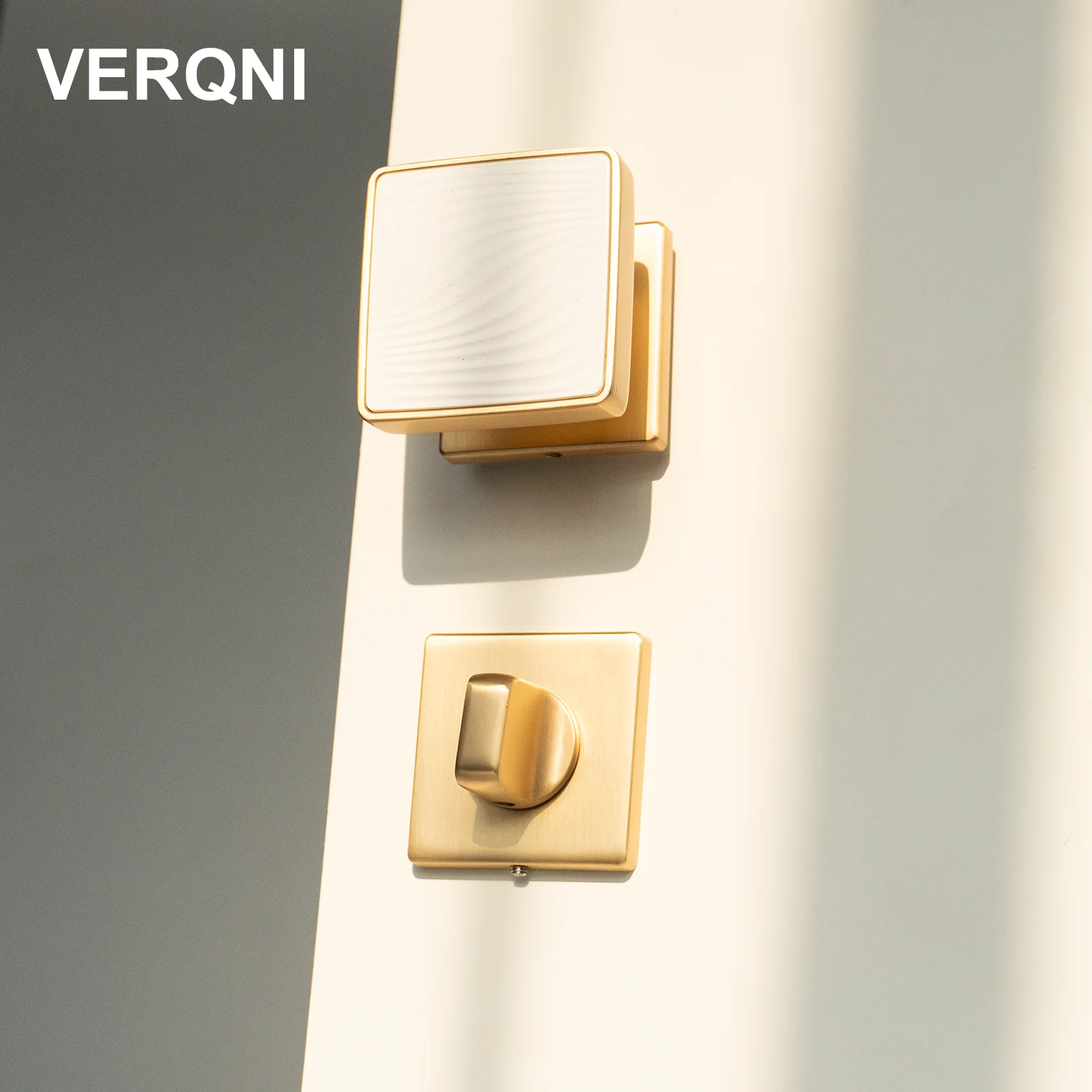 VERQNI MANIGLIE & ACCESSORI NF2456 มินิมอลลิสต์ โกลด์ มิวท์ รูปทรงสี่เหลี่ยมผืนผ้า ทันสมัย ​​โลหะผสมสังกะสี ลูกบิดประตู ล็อค ภายในห้องน้ำ 1