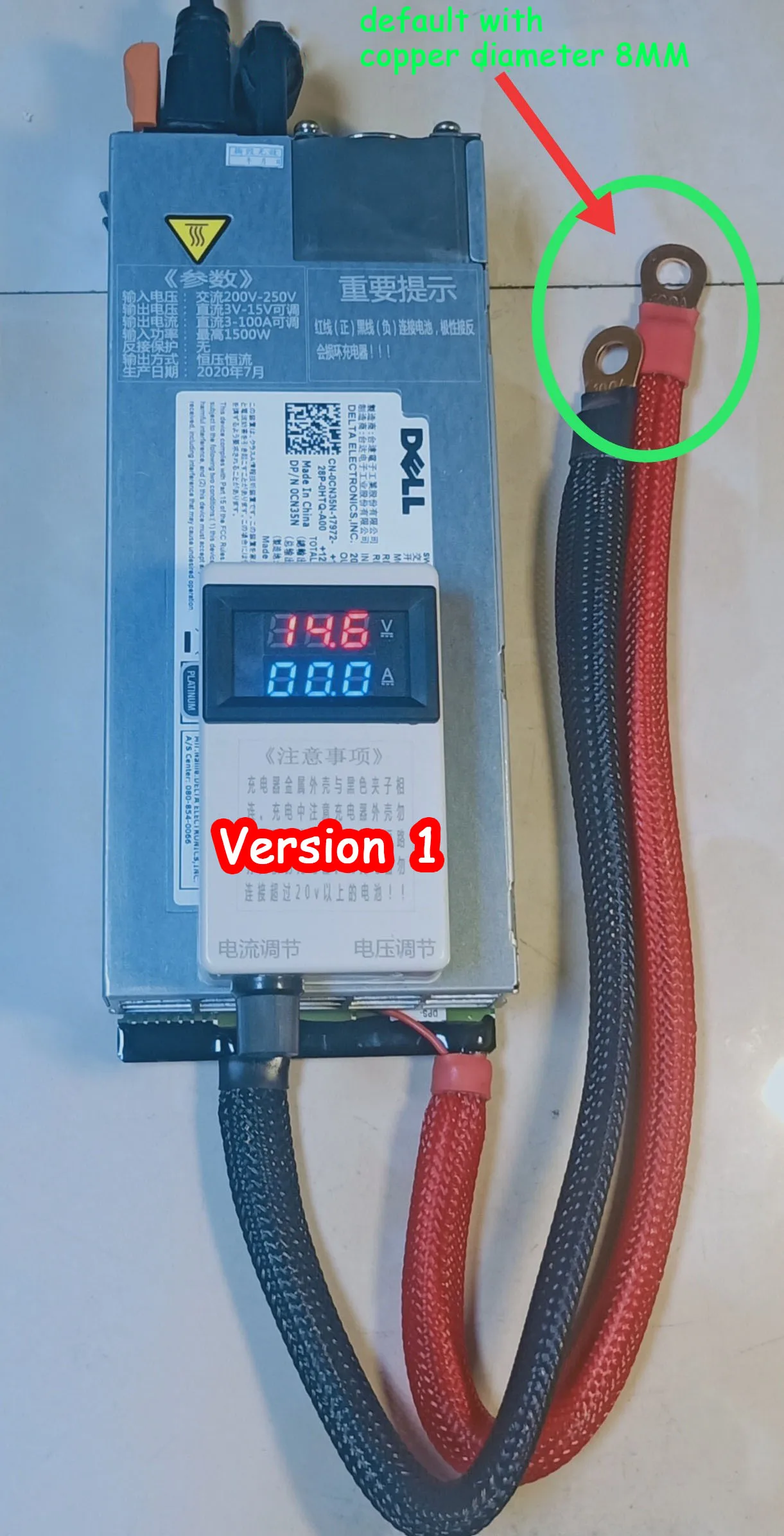 Alimentation de serveur modifiée utilisée comme chargeur de batterie drone 1400W 11-15V 100A, montrant les bornes de sortie.
