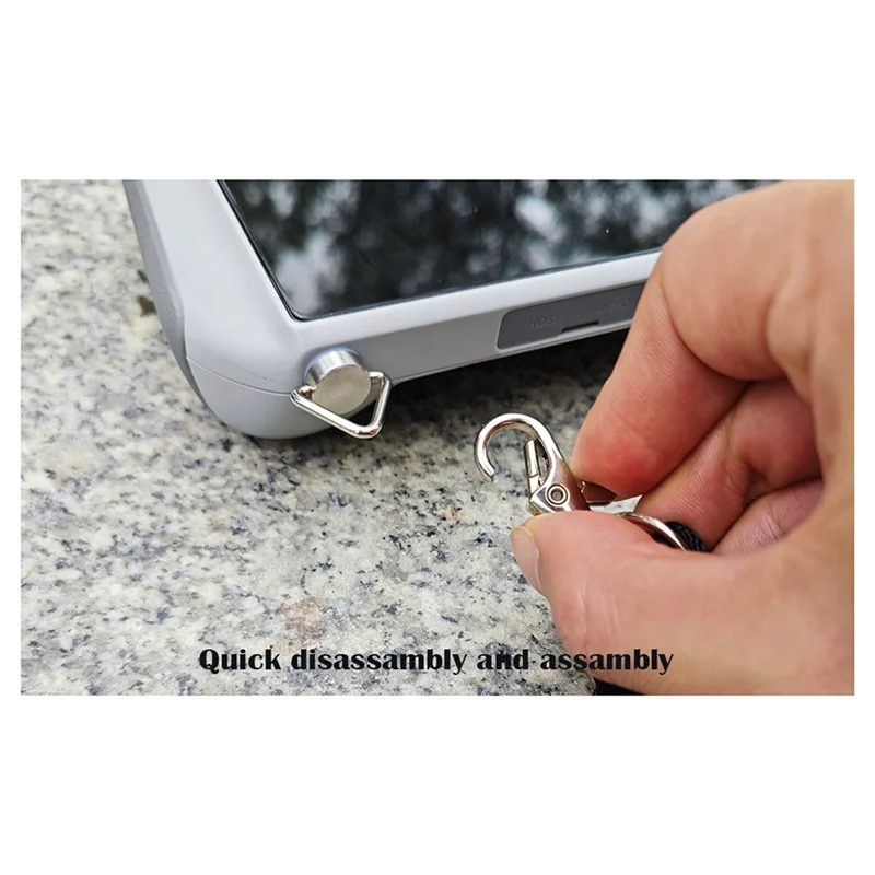 Sangle de cou pour contrôleur DJI posée à côté d'une manette, illustrant sa compatibilité avec les drones Mini 4 Pro, Air 3 et Mavic 3.