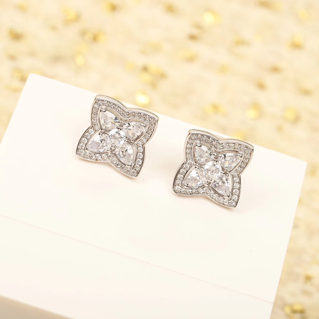 

This diamond earring is inspired by the lotus flower, which symbolizes purity and eternity Four 18K white gold inlaid diamond