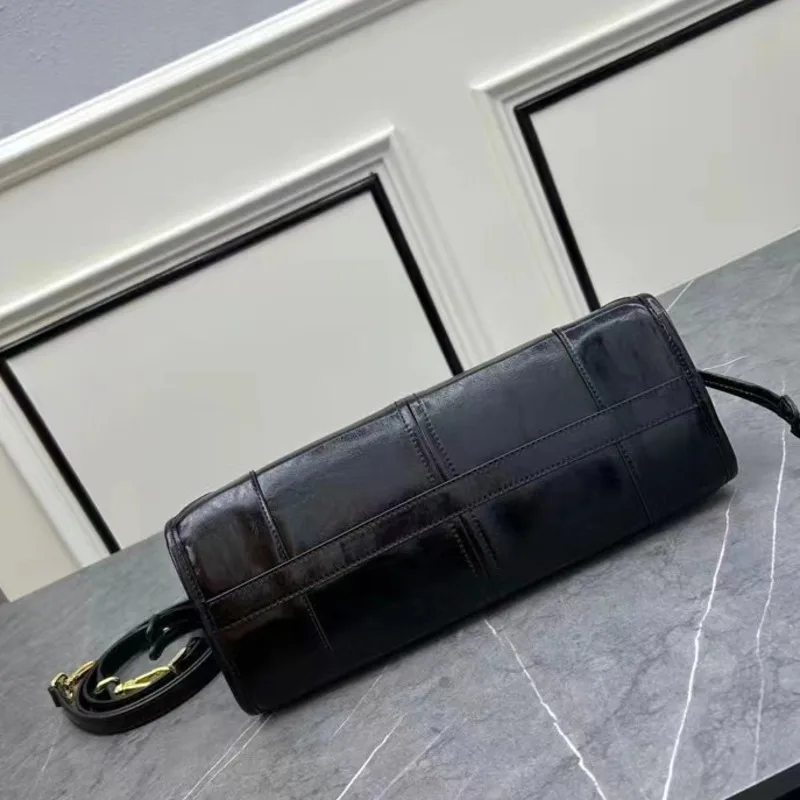New 2023 Genuine Oil Wax Leather Material With Bright Surface, Portable And Crossbody Carrying Large Capacity Women's Lage