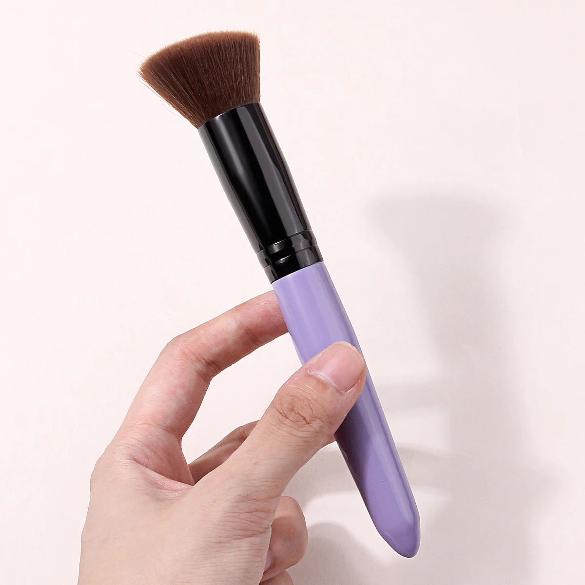 1PCS 슬로프형 블러쉬 브러쉬, 다기능 메이크업 브러쉬, 보라색 나무 손잡이, 블러쉬, 브론저 및 하이라이터 적용용