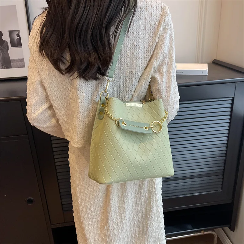 Women's Bag 2024 Summer New Simple Large Capacity Diamond Lattice Small Fragrant Wind Shoulder Crossbody Bag Bucket Bag