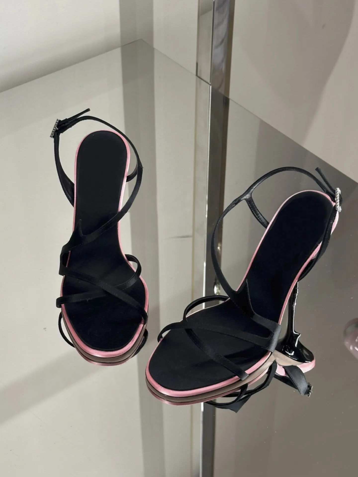 SONGLING sandals detail view