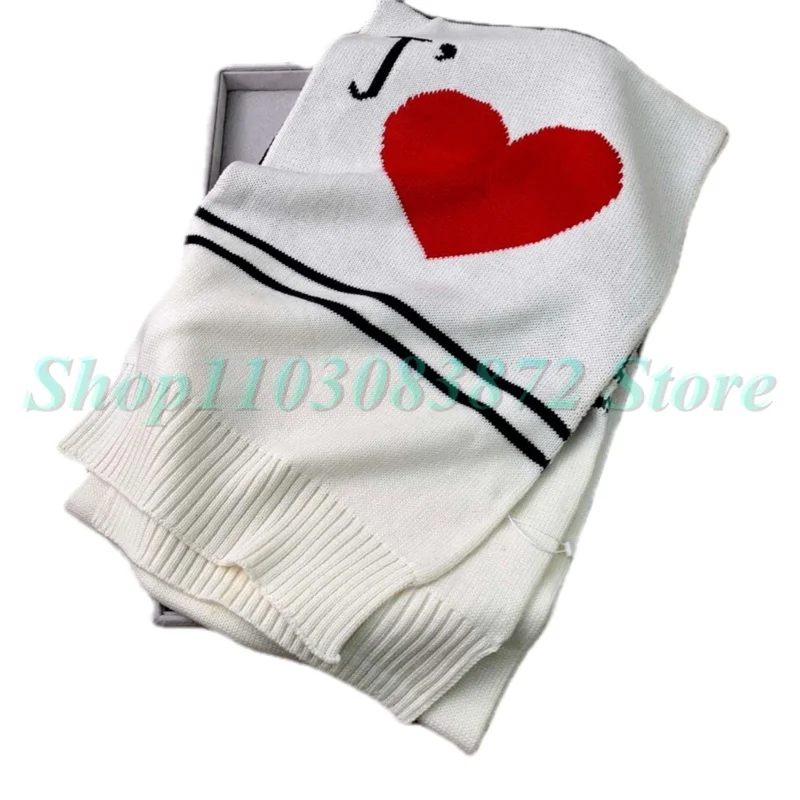 Рисунок 5 - 980202 зимний шарф с надписью Love