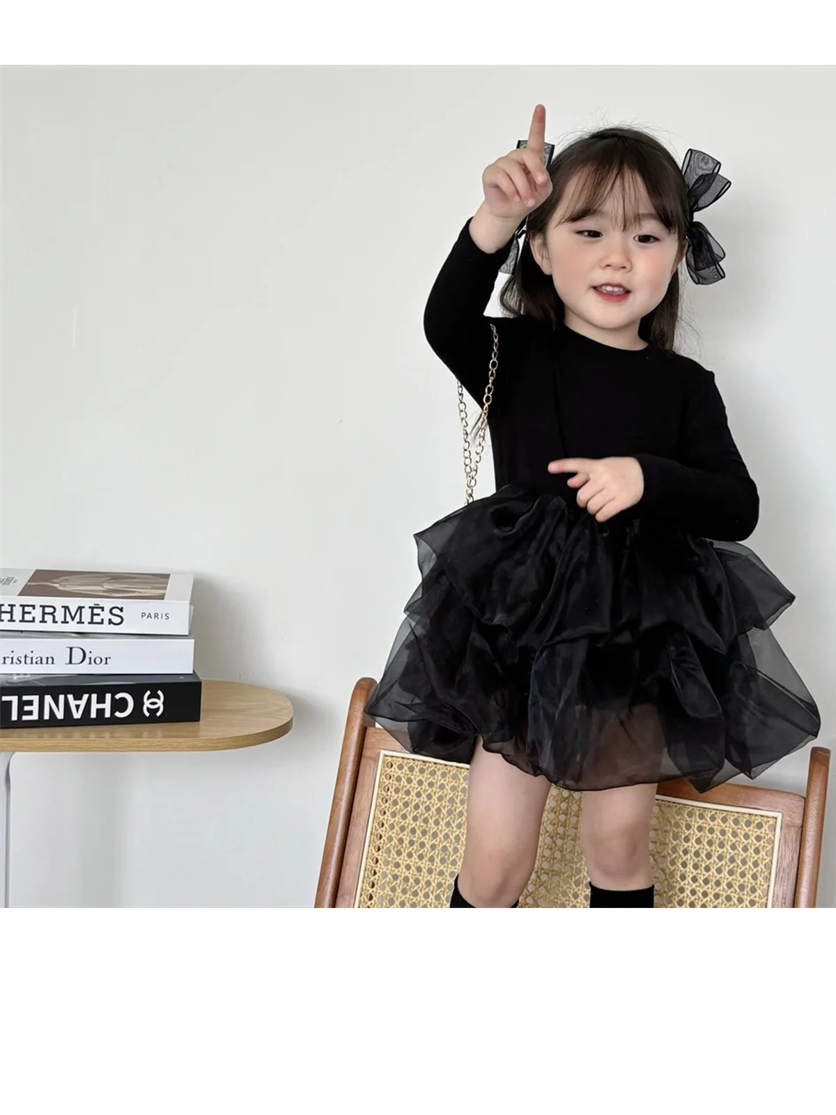 Entzückendes Strickkleid aus Baumwollmischung mit langen Ärmeln und Rundhalsausschnitt für Kinder und Mädchen. Ein flauschiger, mehrlagiger Chiffon-Tüllrock für Kinder – Detail 9