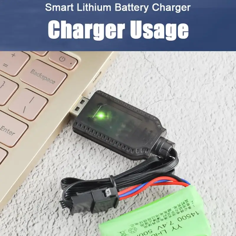 Chargeur USB pour batterie lithium RC 7.4V branché sur une batterie d'avion jouet avec voyant lumineux vert