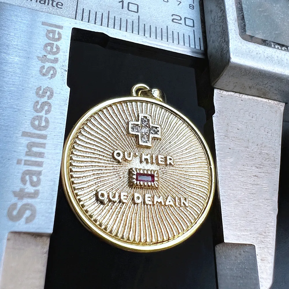 Detalhe da peça colar amor em francês com medalha dourada