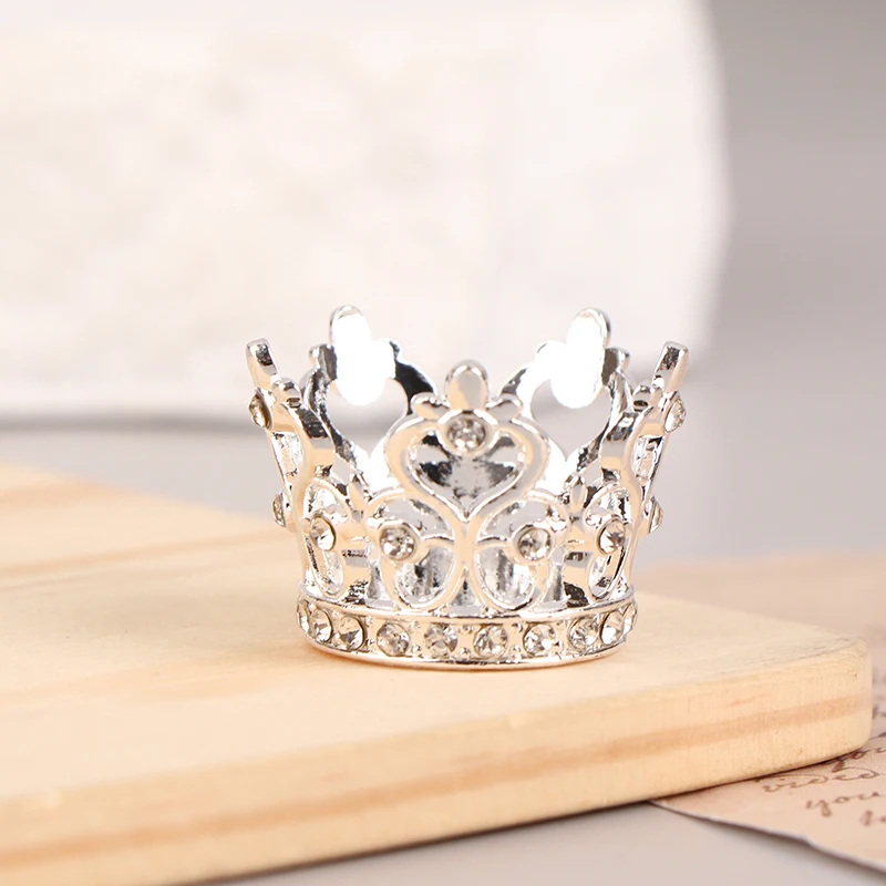 Corona in miniatura con strass, per casa delle bambole, piccola corona