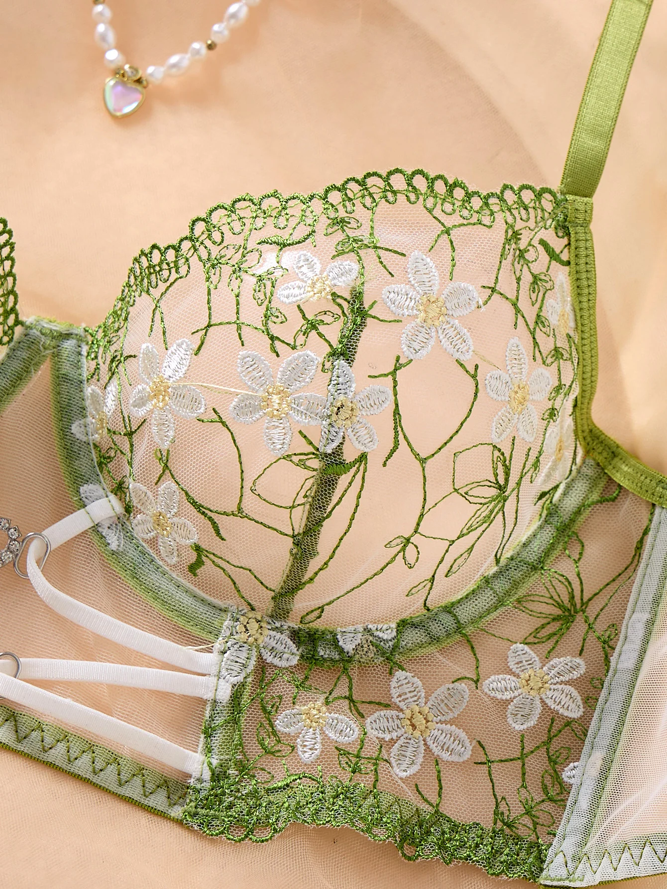 Ensemble de lingerie pour femmes avec broderie florale de marguerites vertes, soutien-gorge à armatures et string en maille transparente avec boucle en métal en forme de cœur, 2 pièces, sous-vêtements intimes.