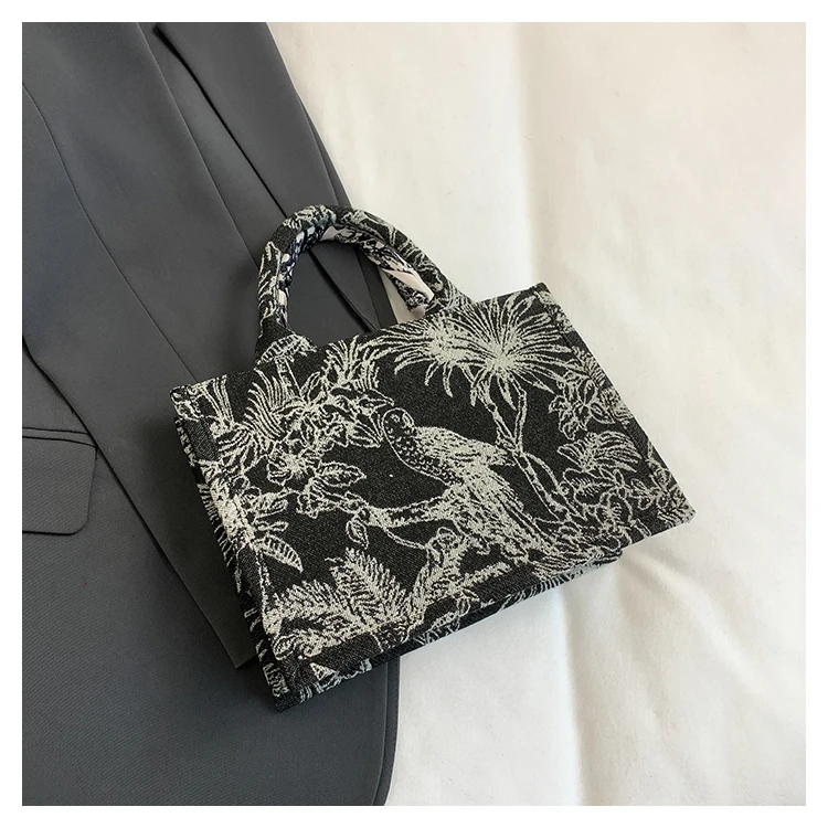 Carauana tote bag interior capacity