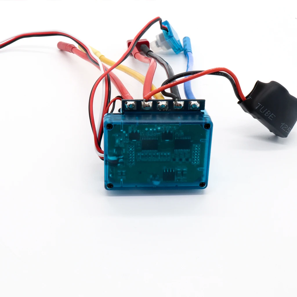 Contrôleur ESC Brushless 120A programmable installé dans une voiture RC, câbles connectés au moteur et à la batterie.