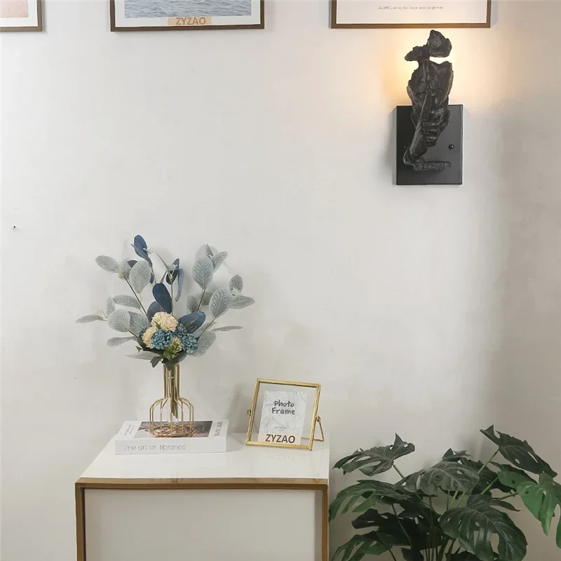 얼굴 예술 장식 벽 램프 침묵은 황금 북유럽 복고풍 로프트 얼굴 벽 조명 현대 바 통로 실내 조명기구입니다