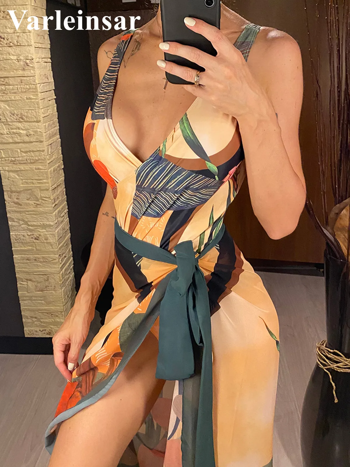 Vestido En Línea A Cuello V Y Cordones En La Espalda. (Dos Colores