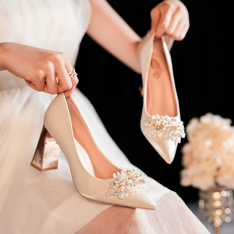 

Новинка 2023, модные женские туфли-лодочки с искусственными цветами, шелковые туфли с острым носком и кристаллами, на тонком высоком каблуке, обувь для свадьбы, вечеринки, выпускного