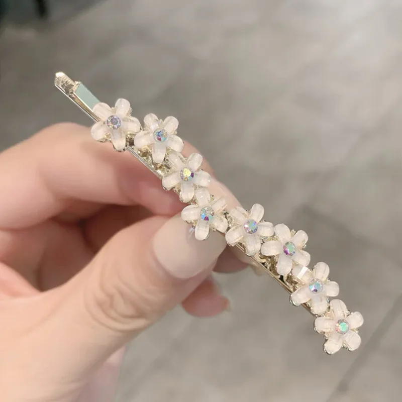 Conjunto de 2 Presilhas de Cabelo com Flor de Vidro, Personalizadas e Brilhantes, com Strass Branco e Palavra no Design, Acessórios para Cabelo_voghion.com