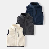 Die Fleece Weste für Kinder, die aus weichem Baumwollfleece besteht, bietet nicht nur optimalen Schutz vor Kälte und Wind, sondern ist auch leicht und atmungsaktiv. Sie ist vielseitig einsetzbar und eignet sich sowohl für den Winter als auch für Übergangszeiten, wobei sie stets hohen Tragekomfort bietet.